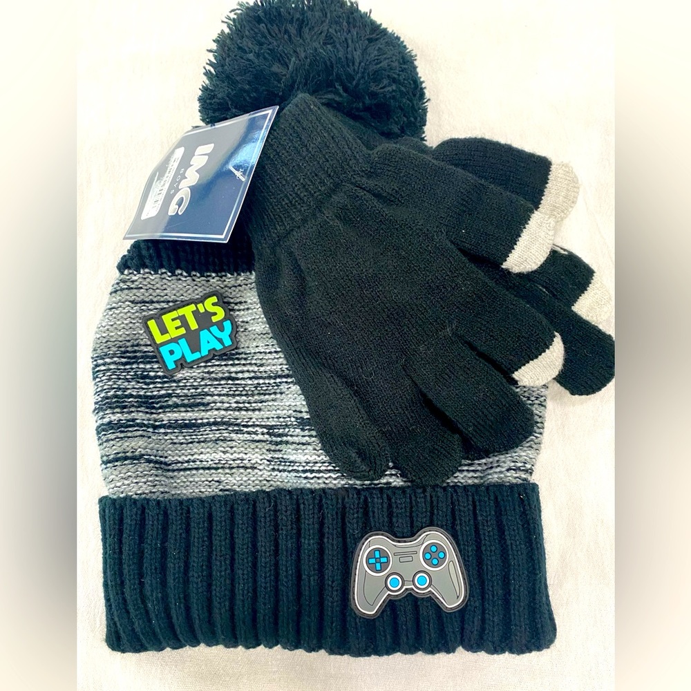 NWT Boy’s Gaming Black Beanie Pom Knit Hat Matching Glove Set One Size